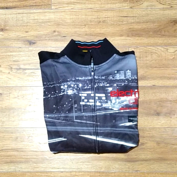 Zip up - Picture 1 of 1